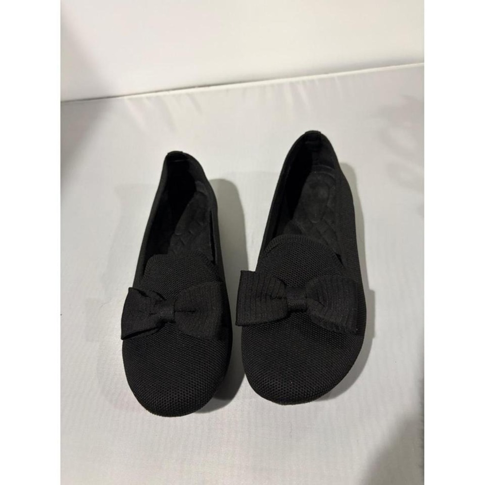 Classic Black Ballet Flats with a Stylish Bow Accent
